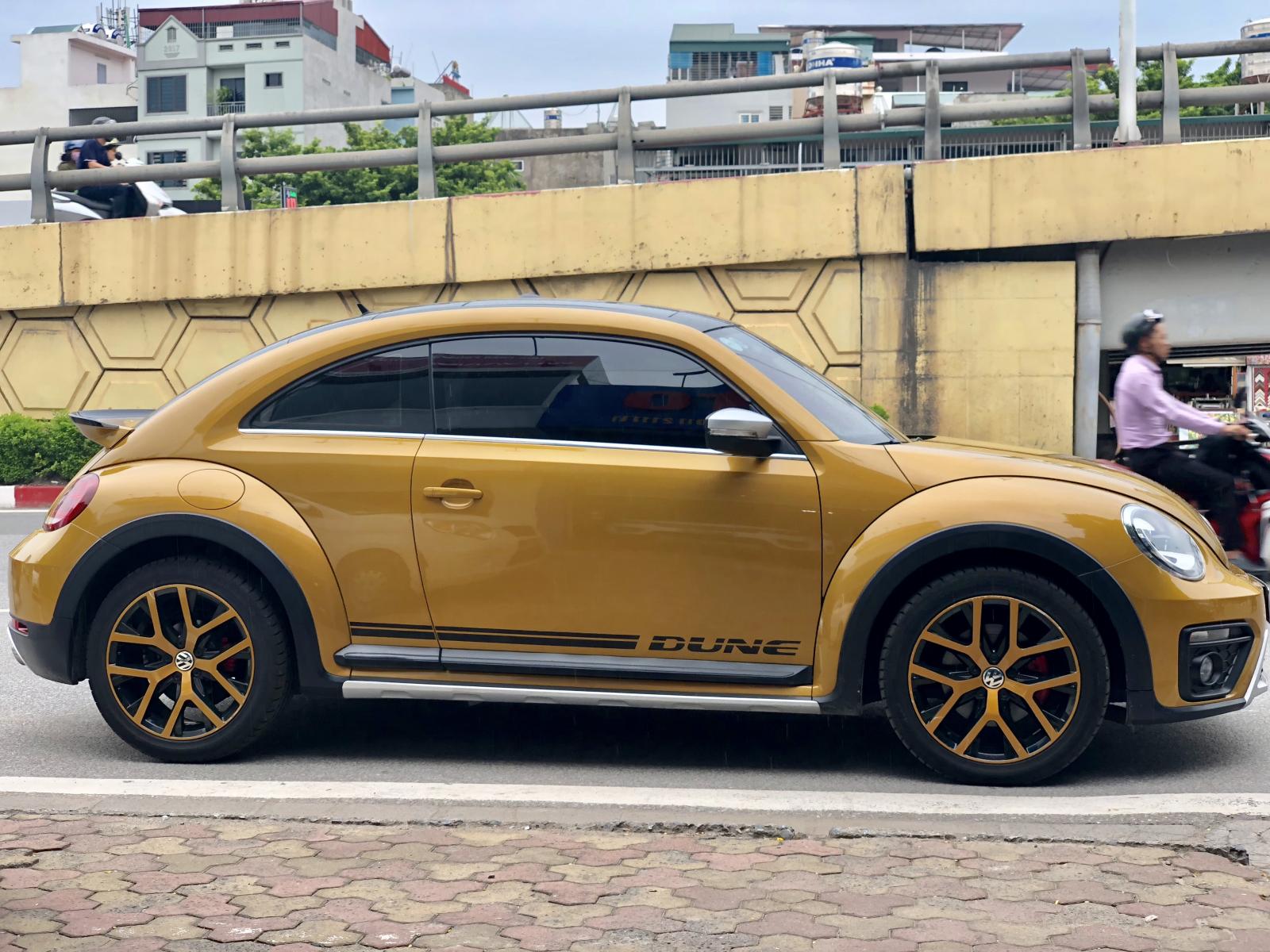 Volkswagen Beetle 2017 - Bán Volkswagen Beetle Dune sản xuất 2017, odo 9.000 miles