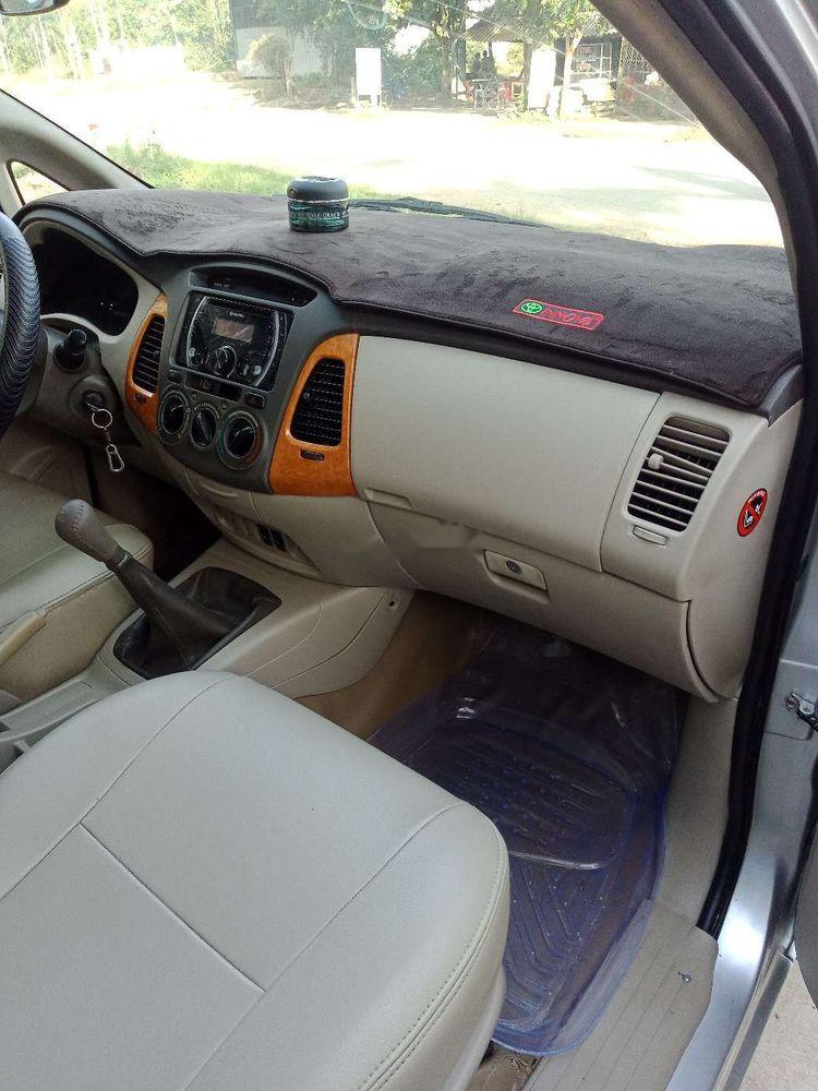 Toyota Innova 2010 - Gia đình bán xe Toyota Innova G đời 2010, màu bạc