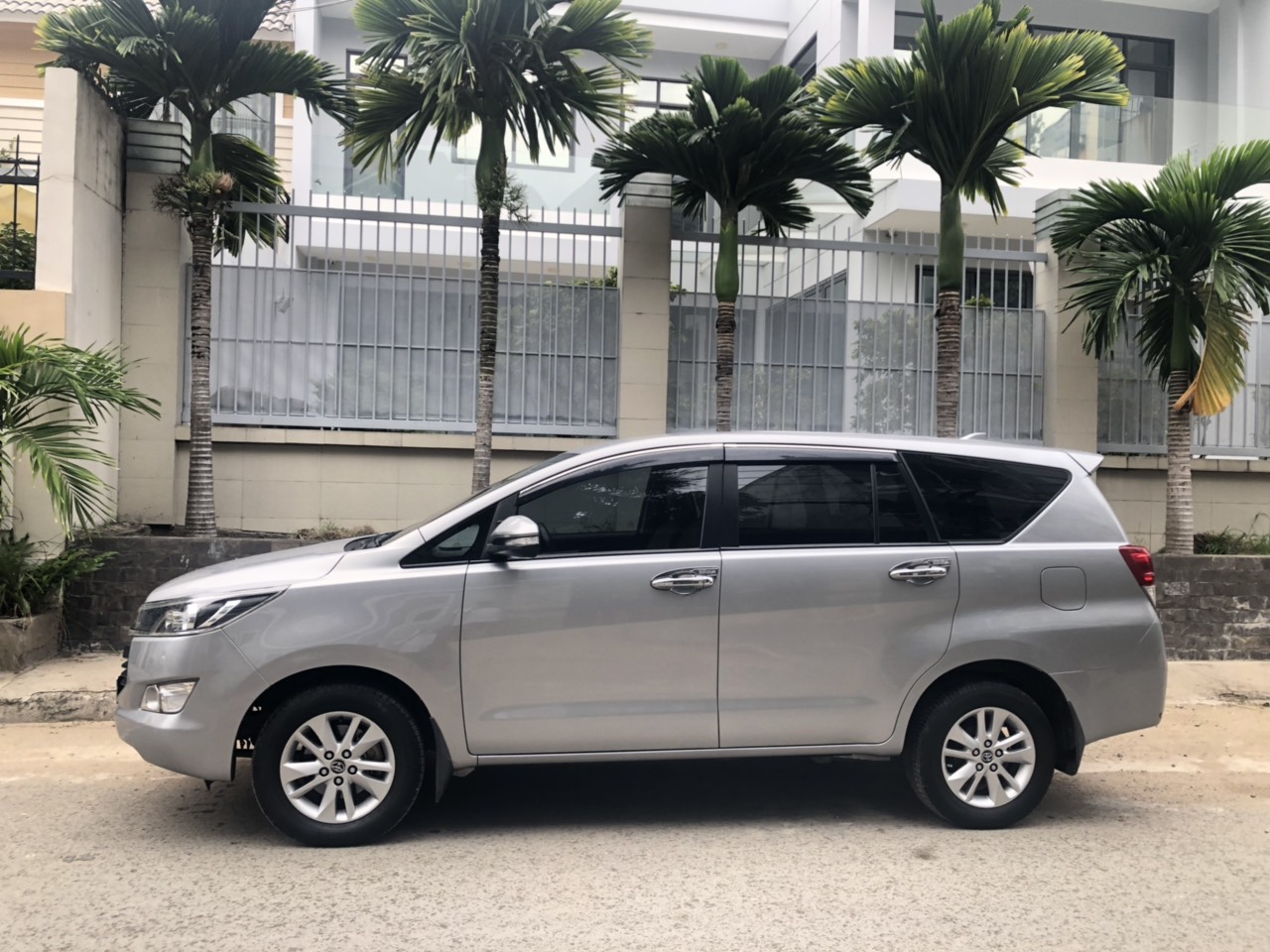 Toyota Innova 2.0E 2018 - Gia đình cần bán xe Toyota Innova 2.0E, model 2018, màu bạc