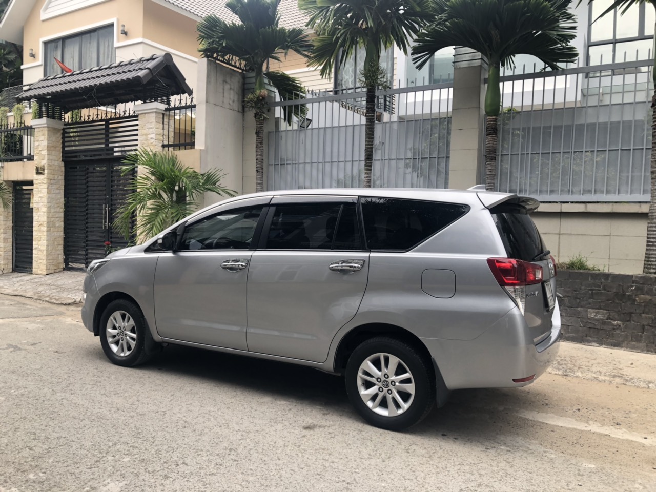 Toyota Innova 2.0E 2018 - Gia đình cần bán xe Toyota Innova 2.0E, model 2018, màu bạc