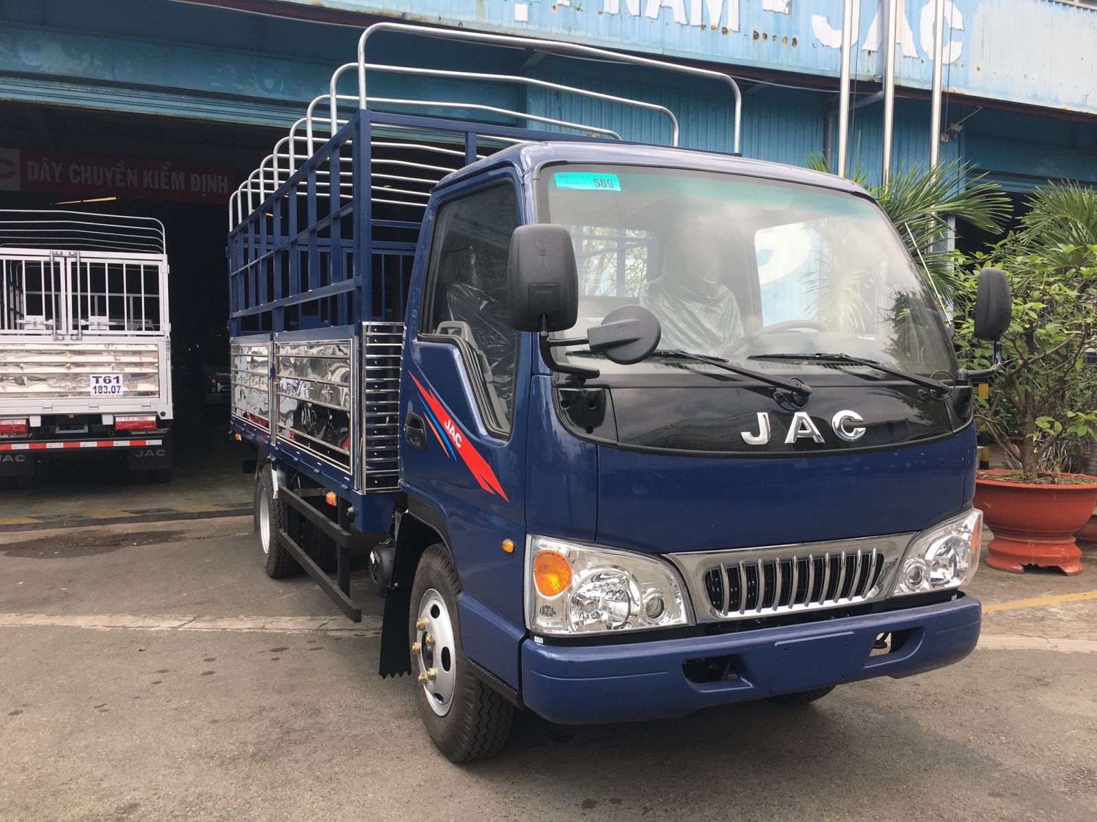 Xe tải 1,5 tấn - dưới 2,5 tấn L250 2019 - Xe tải JAC 2t4 máy Isuzu thùng bạt dài 4m4, trả góp 80%