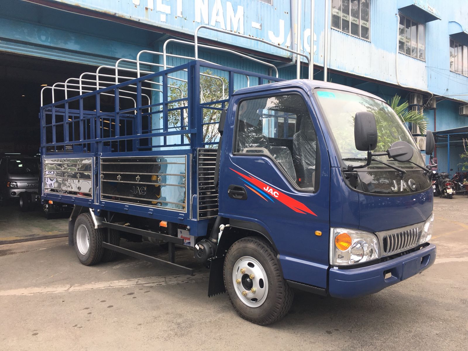 Xe tải 1,5 tấn - dưới 2,5 tấn L250 2019 - Xe tải JAC 2t4 máy Isuzu thùng bạt dài 4m4, trả góp 80%