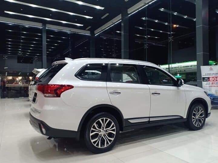 Mitsubishi Outlander 2019 - Xe Outlander 2.0 bản full năm 2019, màu trắng, ưu đãi