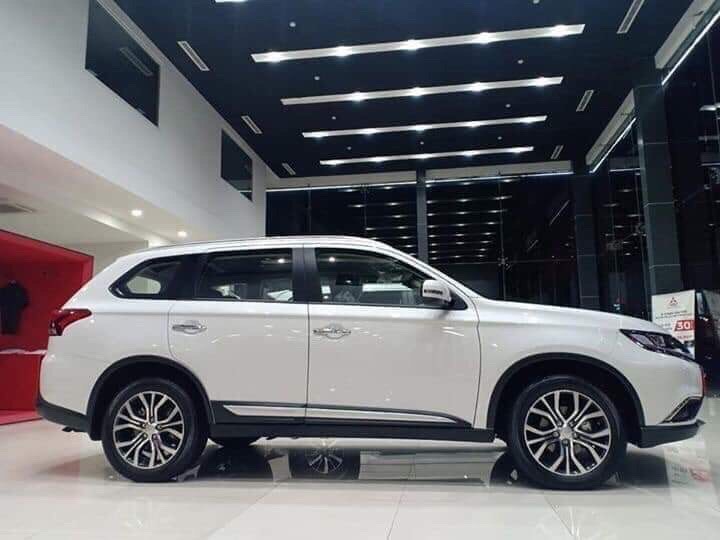 Mitsubishi Outlander 2019 - Xe Outlander 2.0 bản full năm 2019, màu trắng, ưu đãi