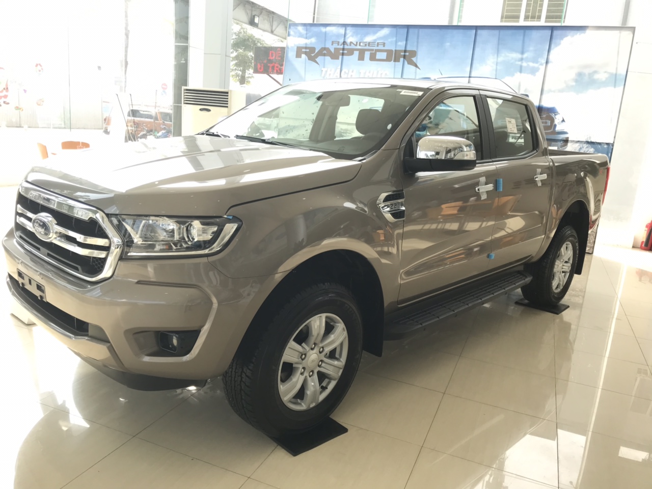 Ford Ranger 2019 - Bán Ford Ranger XLT MT 2019 màu ghi vàng giao luôn, hỗ trợ trả góp giao xe tại nhà, LH 0965423558