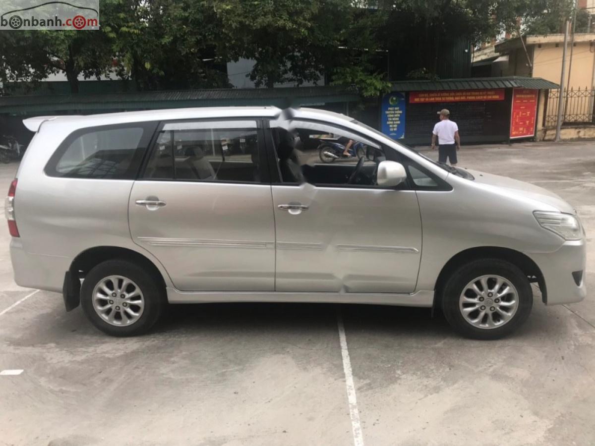 Toyota Innova 2.0E 2012 - Cần bán gấp Toyota Innova 2.0E sản xuất năm 2012, màu bạc