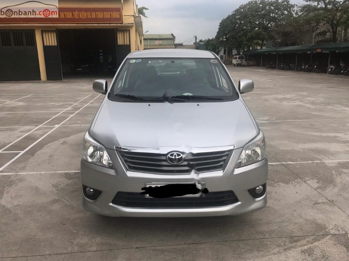 Toyota Innova 2.0E 2012 - Cần bán gấp Toyota Innova 2.0E sản xuất năm 2012, màu bạc