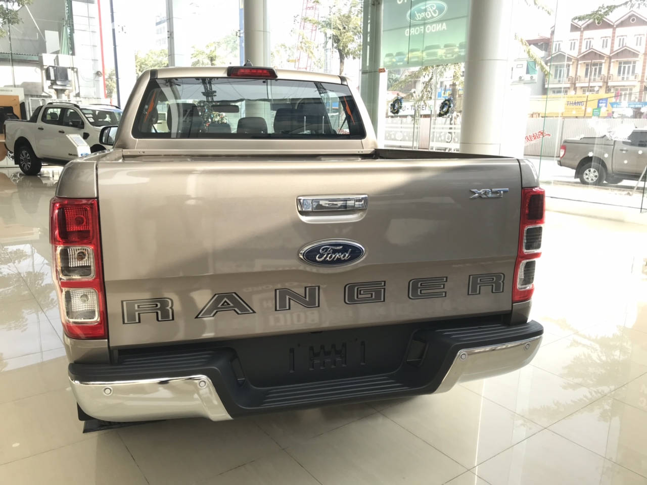 Ford Ranger 2019 - Bán Ford Ranger XLT MT 2019 màu ghi vàng giao luôn, hỗ trợ trả góp giao xe tại nhà, LH 0965423558