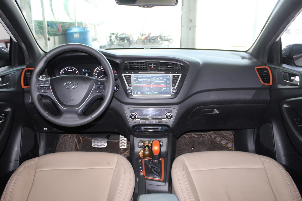 Hyundai i20 Active 2015 - Cần bán Hyundai i20 Active 1.4AT năm 2015, màu trắng, xe nhập