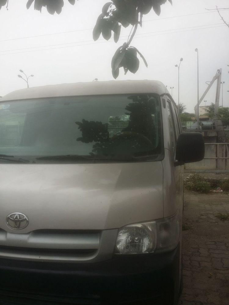 Toyota Hiace  2.5MT 2005 - Bán Toyota Hiace 2.5MT đời 2005, màu bạc, giá tốt