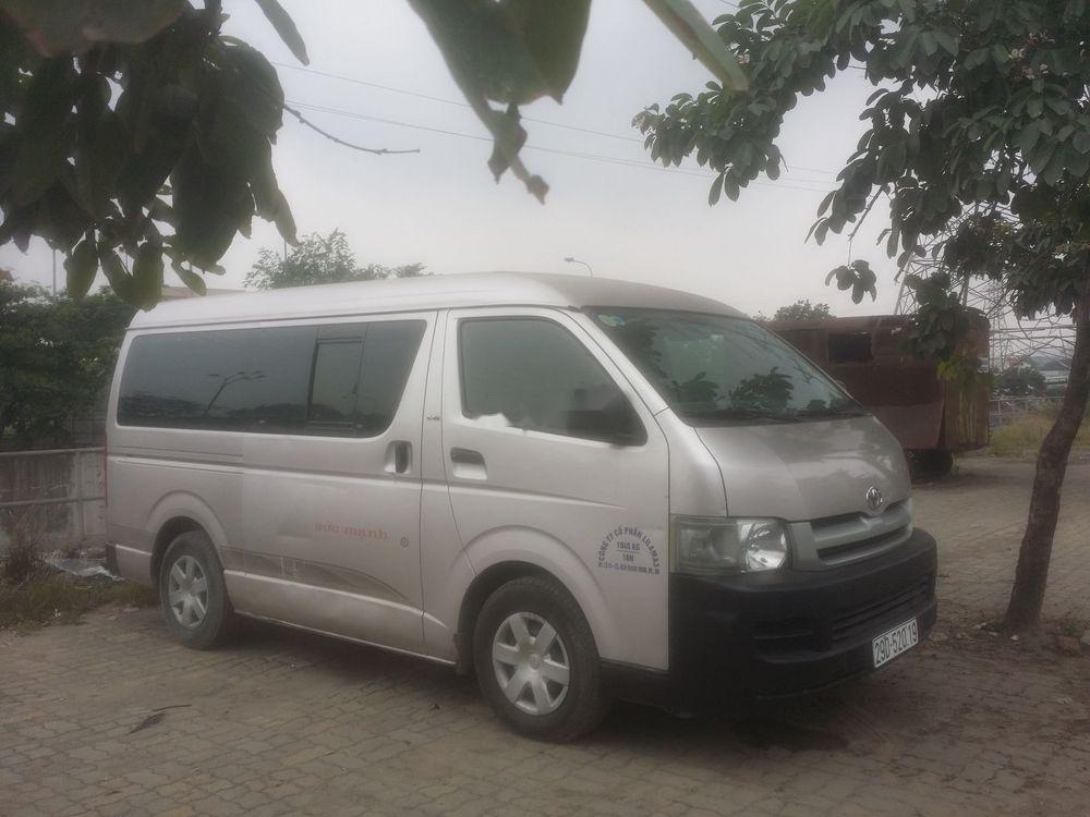 Toyota Hiace  2.5MT 2005 - Bán Toyota Hiace 2.5MT đời 2005, màu bạc, giá tốt