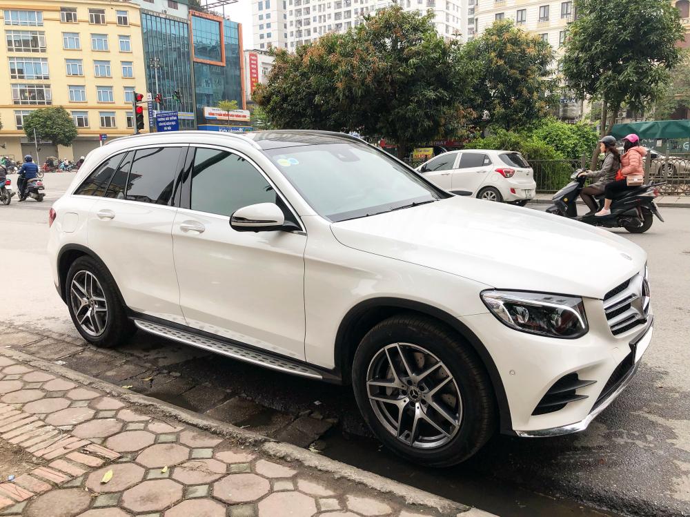 Mercedes-Benz GLC-Class GLC300 2018 - Bán xe Mercedes GLC300 4Matic có Apple Carplay hiện đại 2018. Trả trước 800 triệu nhận xe ngay