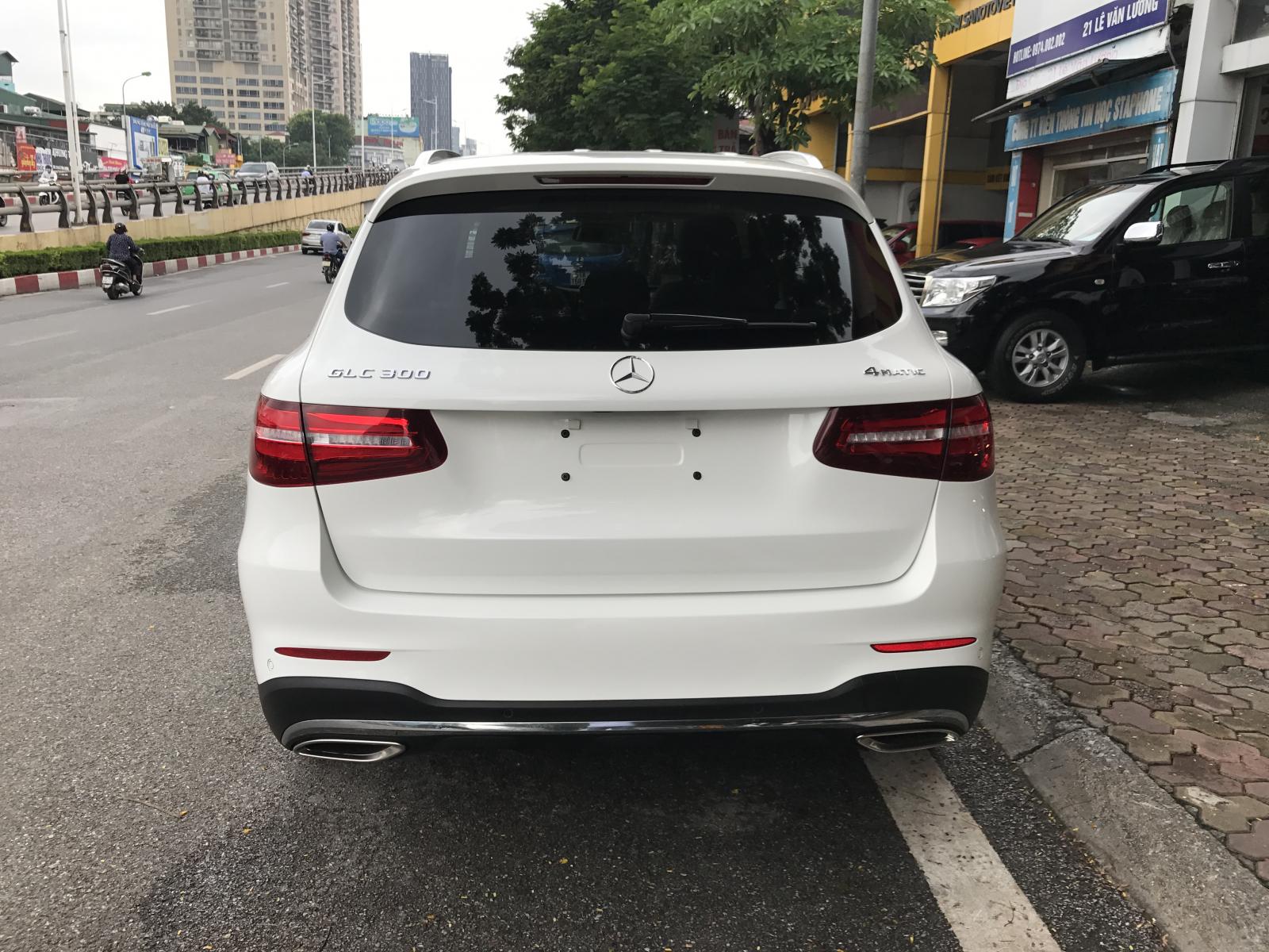 Mercedes-Benz GLC-Class GLC300 2019 - Bán ô tô Mercedes GLC300 năm sản xuất 2019, màu trắng