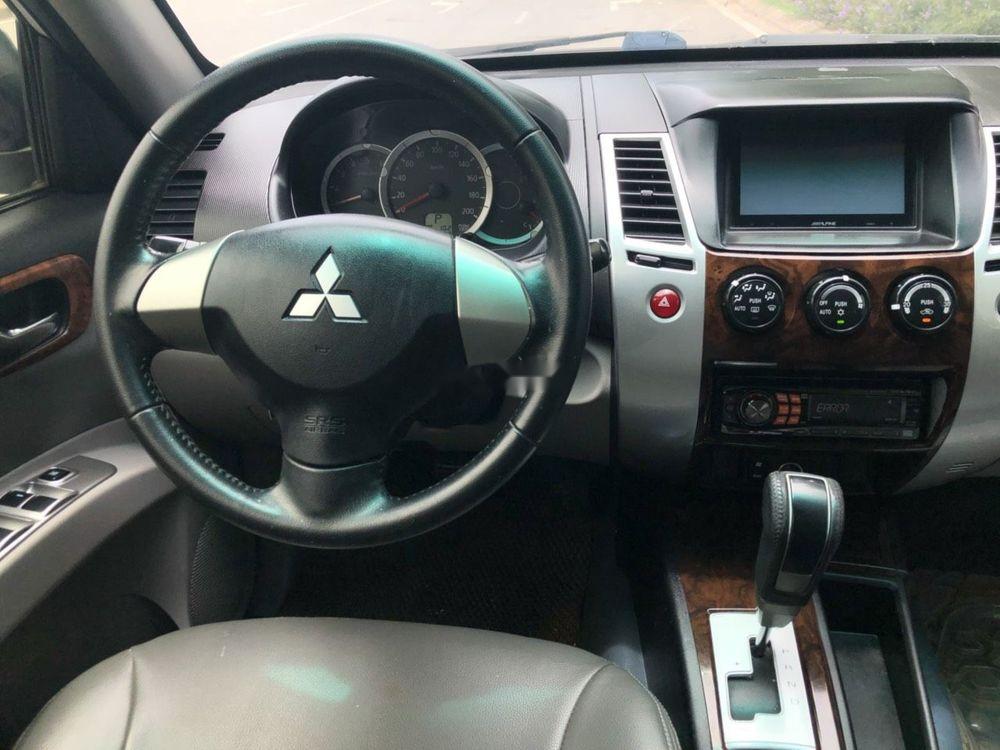 Mitsubishi Pajero 2012 - Bán xe Mitsubishi Pajero đời 2012, màu bạc xe gia đình
