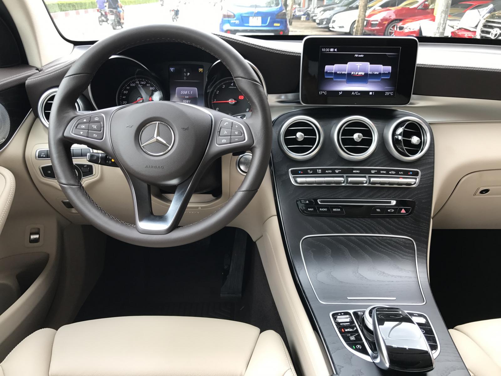 Mercedes-Benz GLC-Class GLC300 2019 - Bán ô tô Mercedes GLC300 năm sản xuất 2019, màu trắng