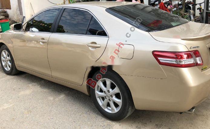 Toyota Camry 2010 - Cần bán gấp Toyota Camry sản xuất 2010, màu vàng