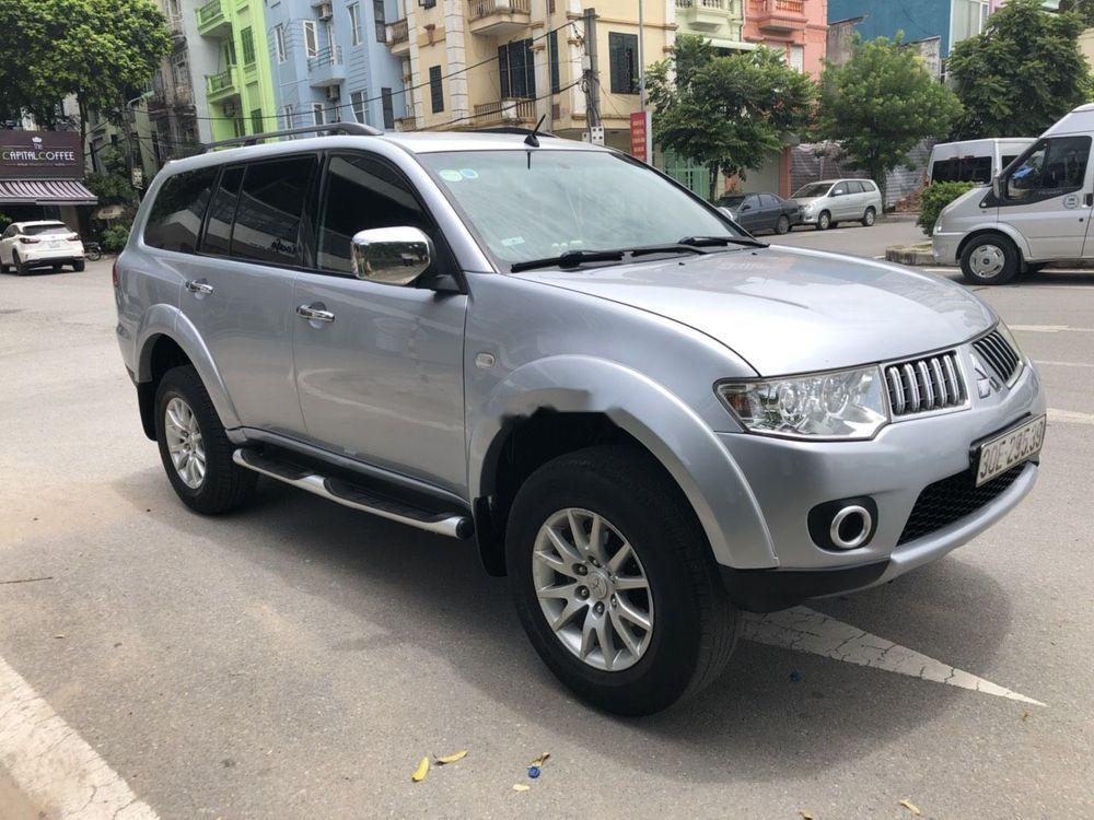 Mitsubishi Pajero 2012 - Bán xe Mitsubishi Pajero đời 2012, màu bạc xe gia đình