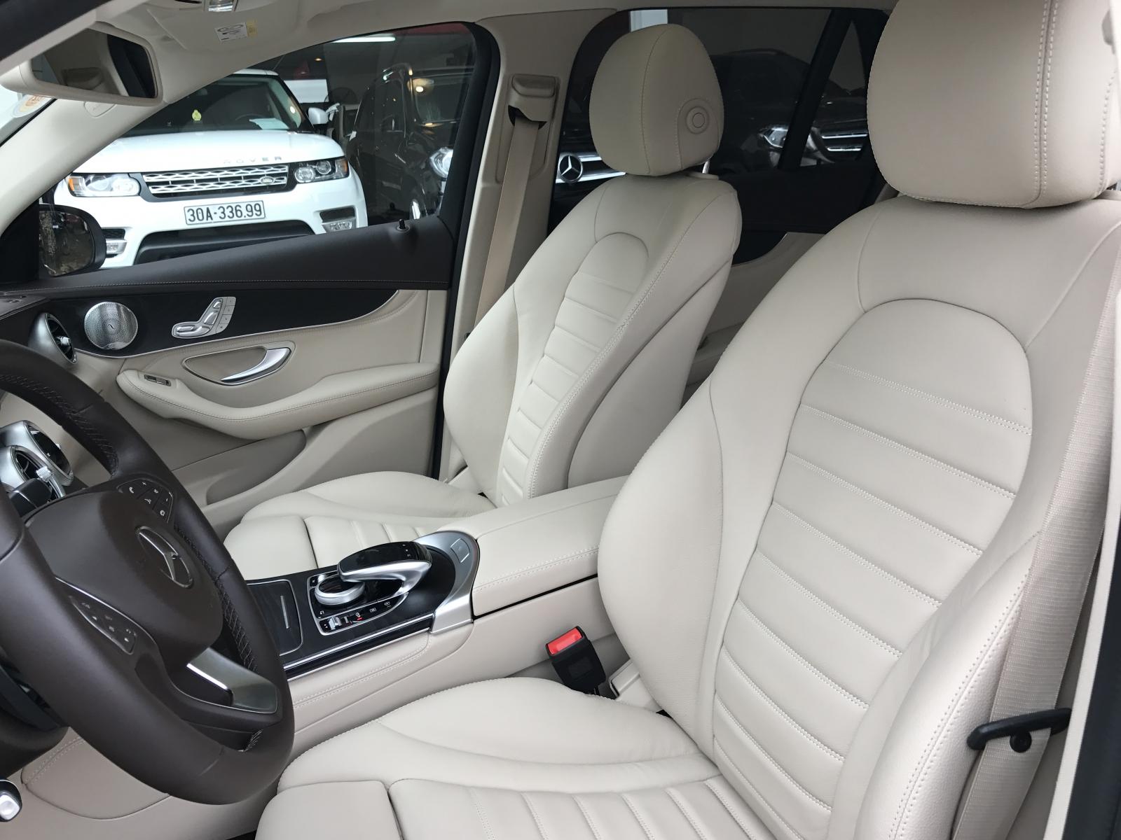 Mercedes-Benz GLC-Class GLC300 2019 - Bán ô tô Mercedes GLC300 năm sản xuất 2019, màu trắng