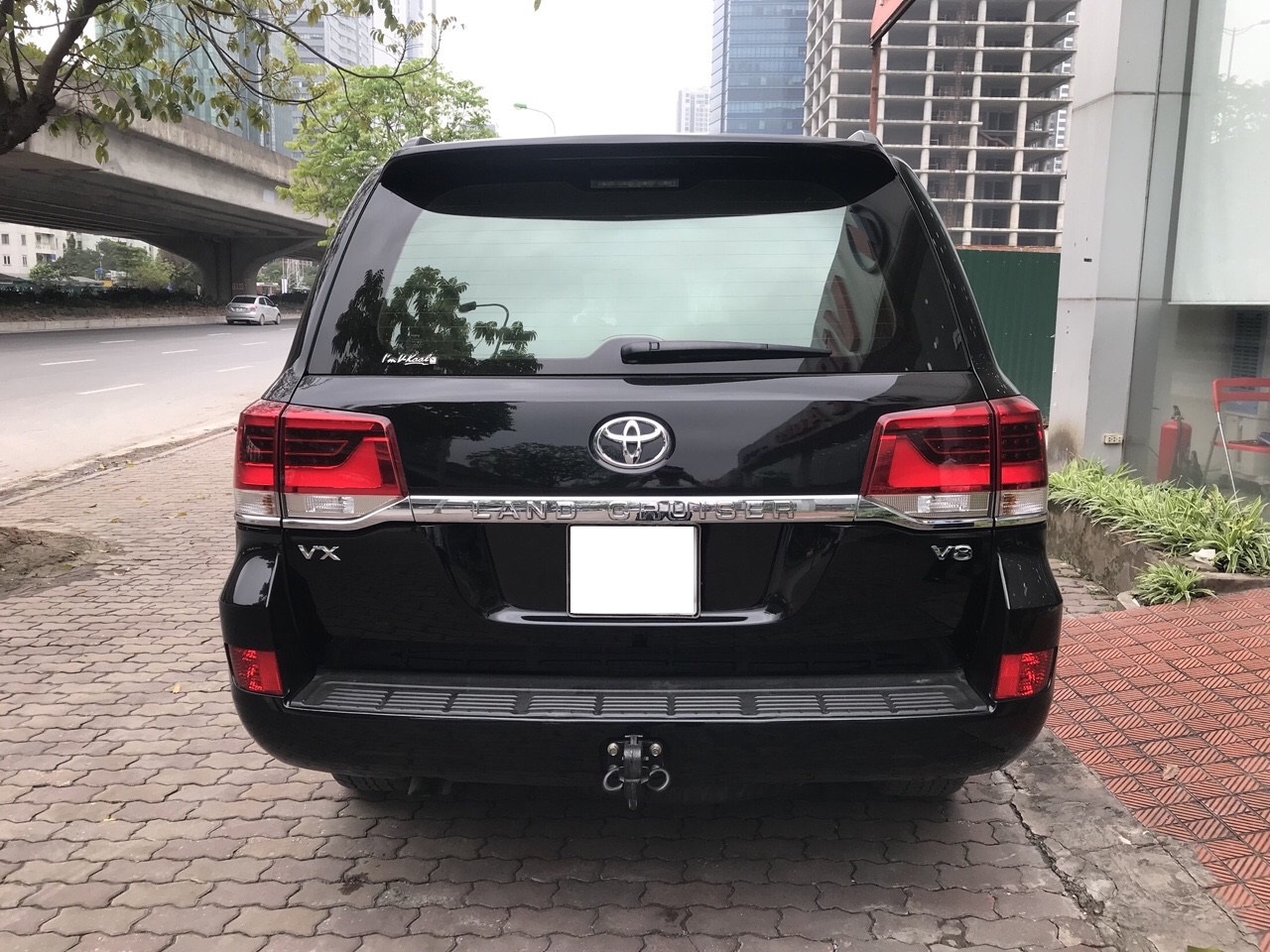 Toyota Land Cruiser 2016 - Bán Toyota Landcruiser VX 4.6V8 màu đen nội thất kem xe sản xuất 2016 đăng ký tên công ty cuối 2016, hóa đơn xuất cao