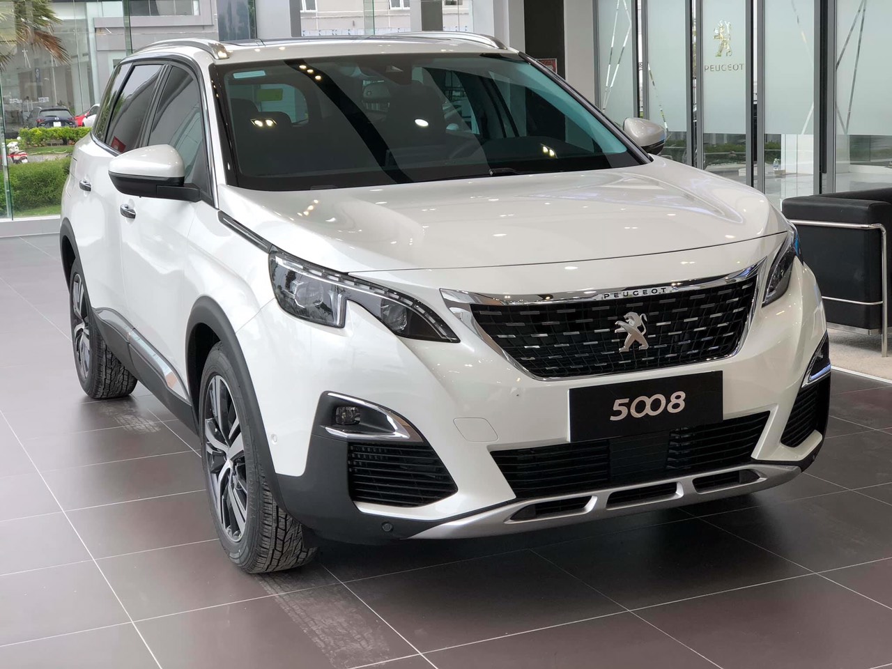 Peugeot 5008 2019 - Cần bán xe Peugeot 5008 1.6AT đời 2019 new 100%, màu trắng, giá chỉ 1 tỷ 349 triệu đồng