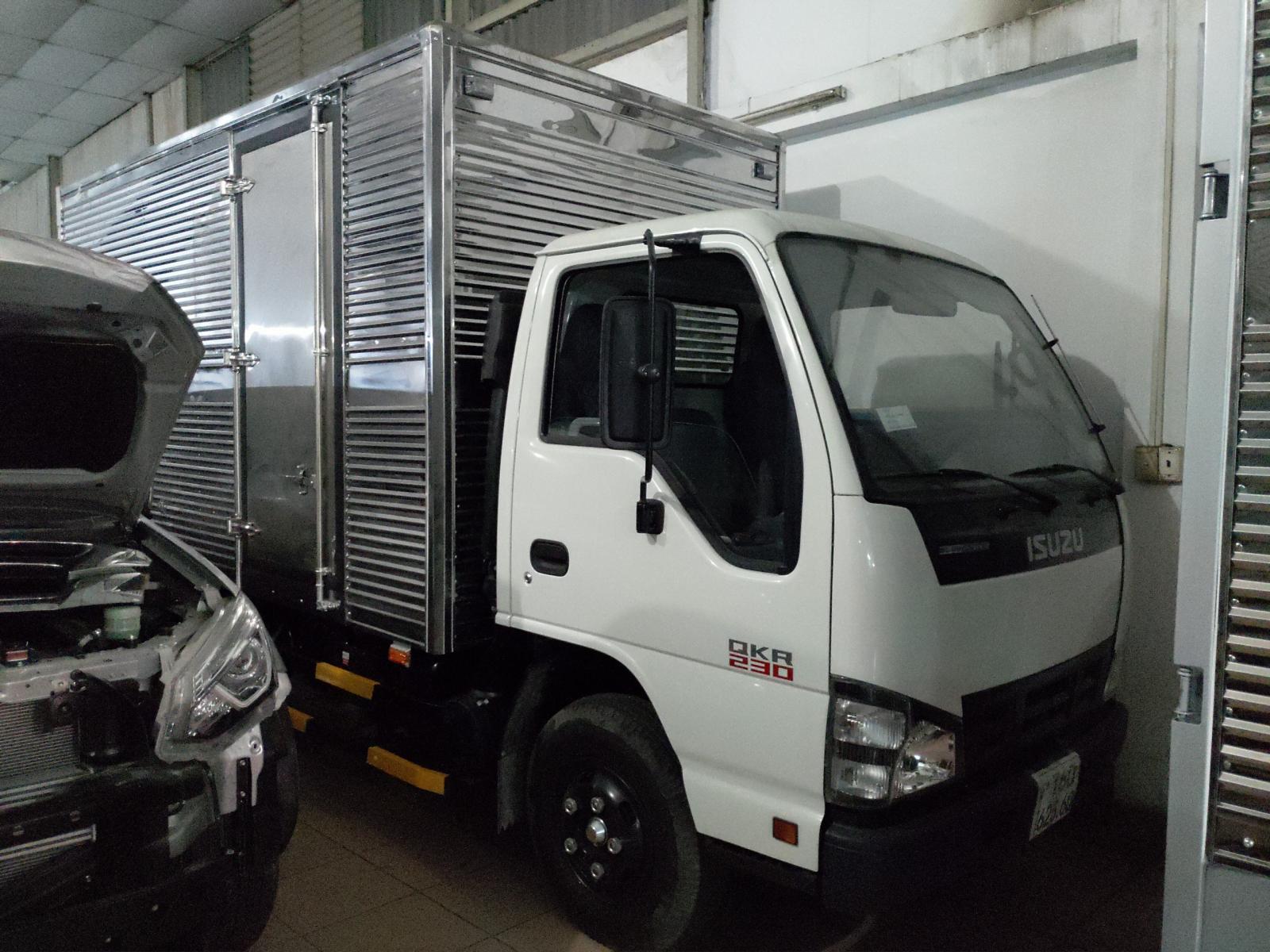 Isuzu QKR 2021 - Bán Isuzu 2.5 tấn thùng kín 3.6m - KM: Máy lạnh, 12 phiếu bảo dưỡng, radio MP3