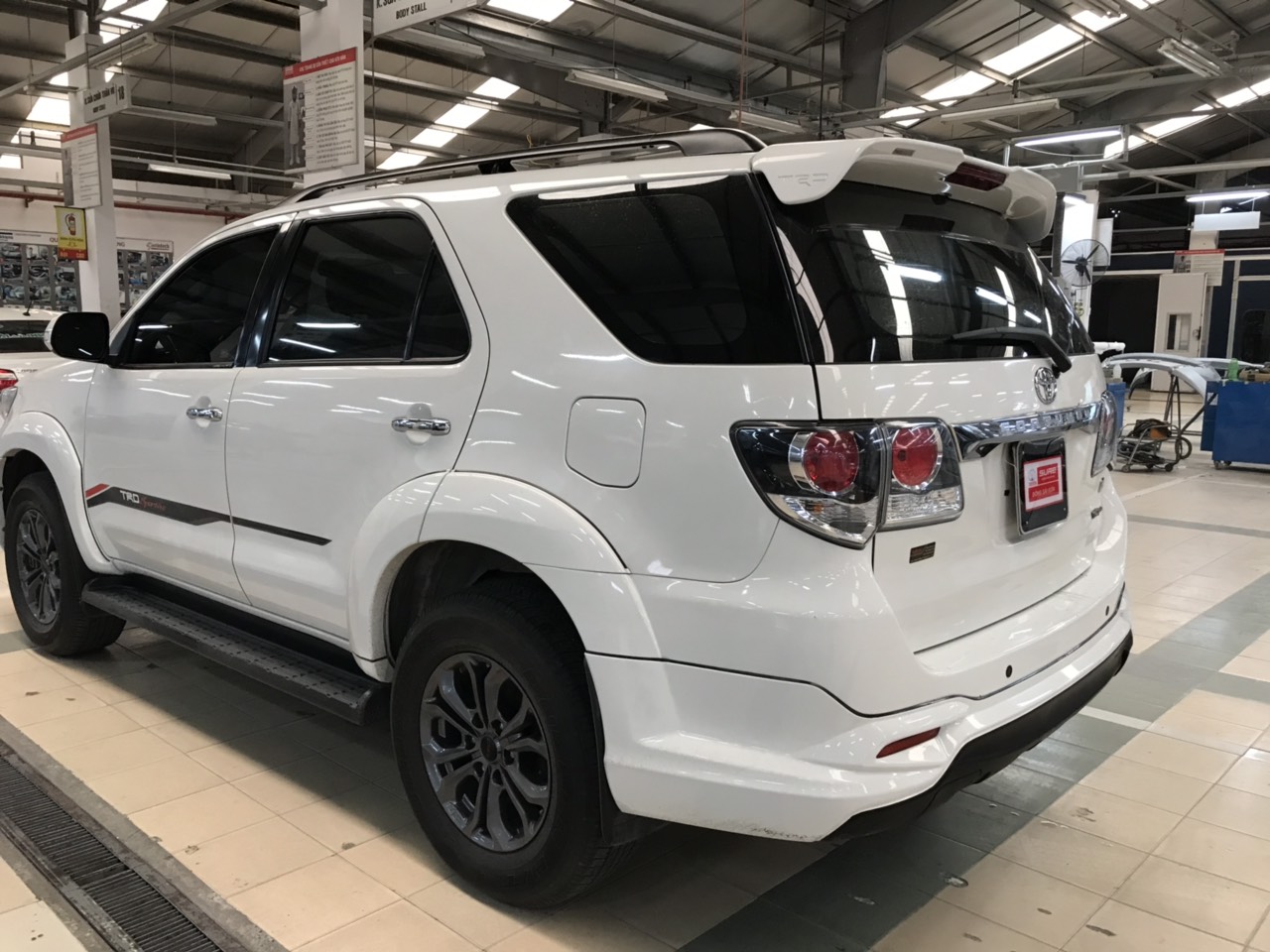 Toyota Fortuner 2.7V TRD 2016 - Bán Fortuner 2.7TRD 2016, màu trắng, máy xăng, tự động, 900tr (còn thương lượng). Liên hệ Trung 0789 212 979 để được giảm giá tốt