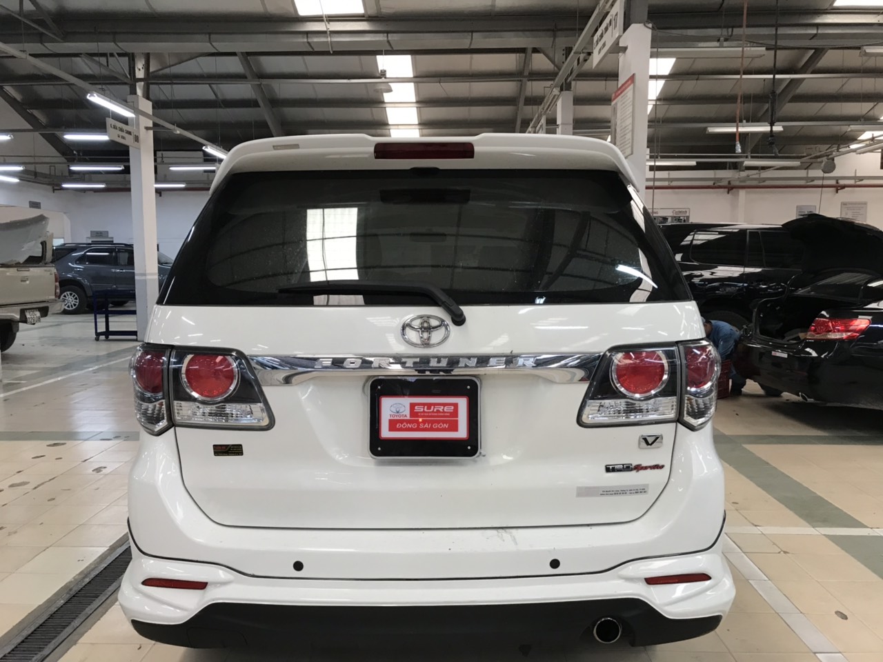 Toyota Fortuner 2.7V TRD 2016 - Bán Fortuner 2.7TRD 2016, màu trắng, máy xăng, tự động, 900tr (còn thương lượng). Liên hệ Trung 0789 212 979 để được giảm giá tốt