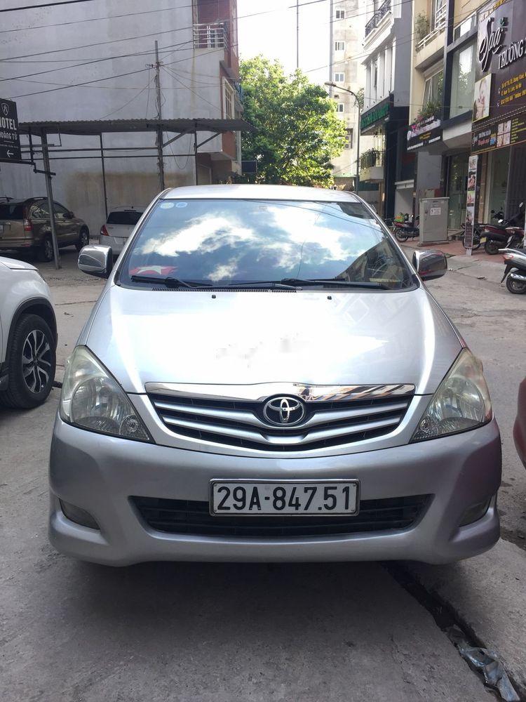 Toyota Innova 2010 - Cần bán gấp Toyota Innova sản xuất 2010, màu bạc, giá 375tr