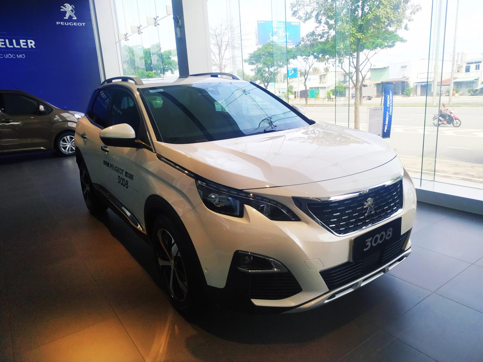 Peugeot 3008 2019 - Bán Peugeot 3008 1.6AT sản xuất 2019, màu trắng nhập khẩu, giá chỉ 1 tỷ 199 triệu đồng