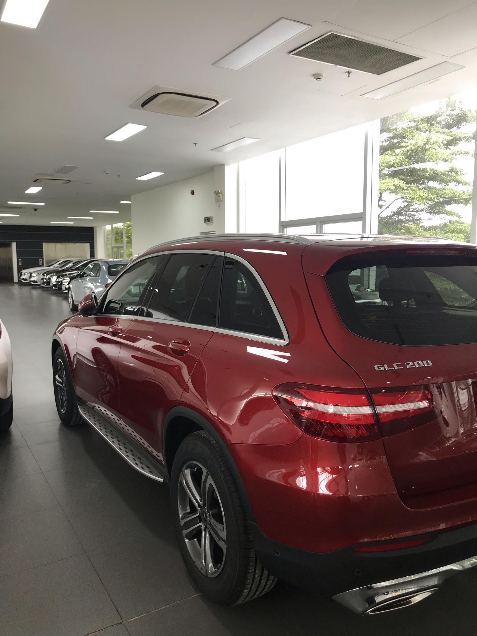 Mercedes-Benz GLC-Class 2018 - Bán GLC200 lưu kho chưa lăn bánh tiết kiệm 120tr