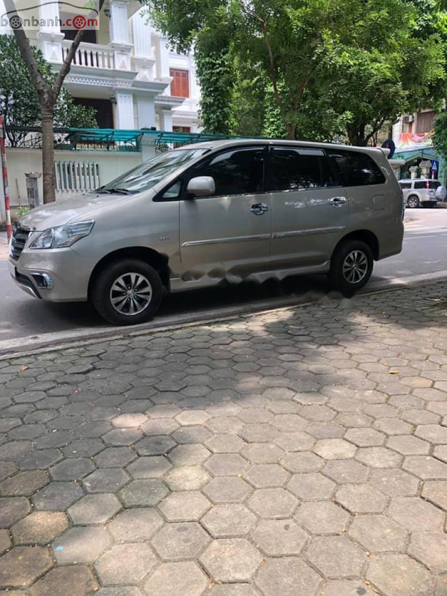 Toyota Innova 2013 - Bán Toyota Innova 2.0E năm 2013, màu vàng, chính chủ 