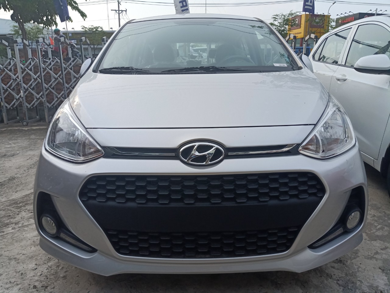 Hyundai Grand i10 2019 - Grand i10 1.2AT Hatchback bạc + giá giảm thấp nhất 390tr mà còn được tặng thêm 10tr quà tặng