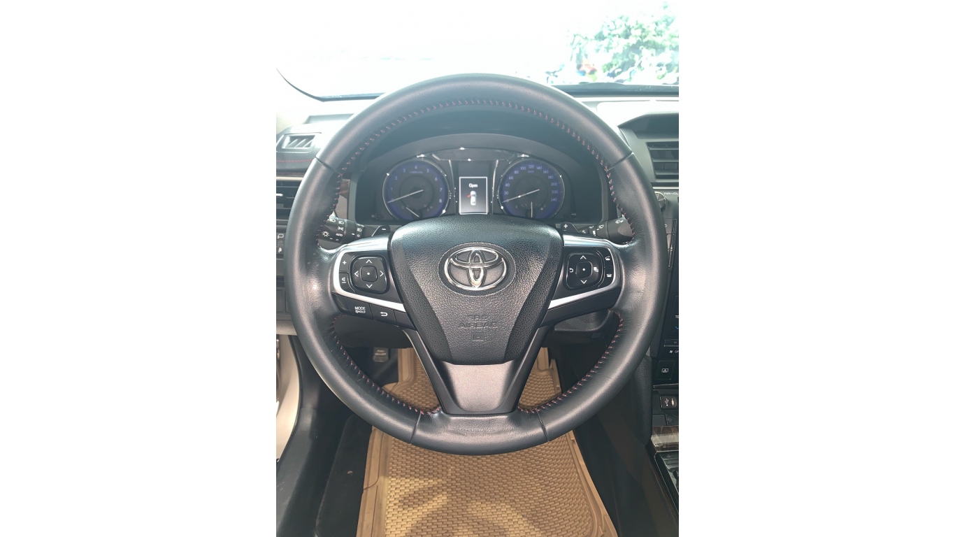 Toyota Camry 2.5Q 2016 - Cần bán Toyota Camry 2.5Q đời 2016 màu nâu vàng, trả trước chỉ từ 285tr, hotline: 0985.190491 (Ngọc)