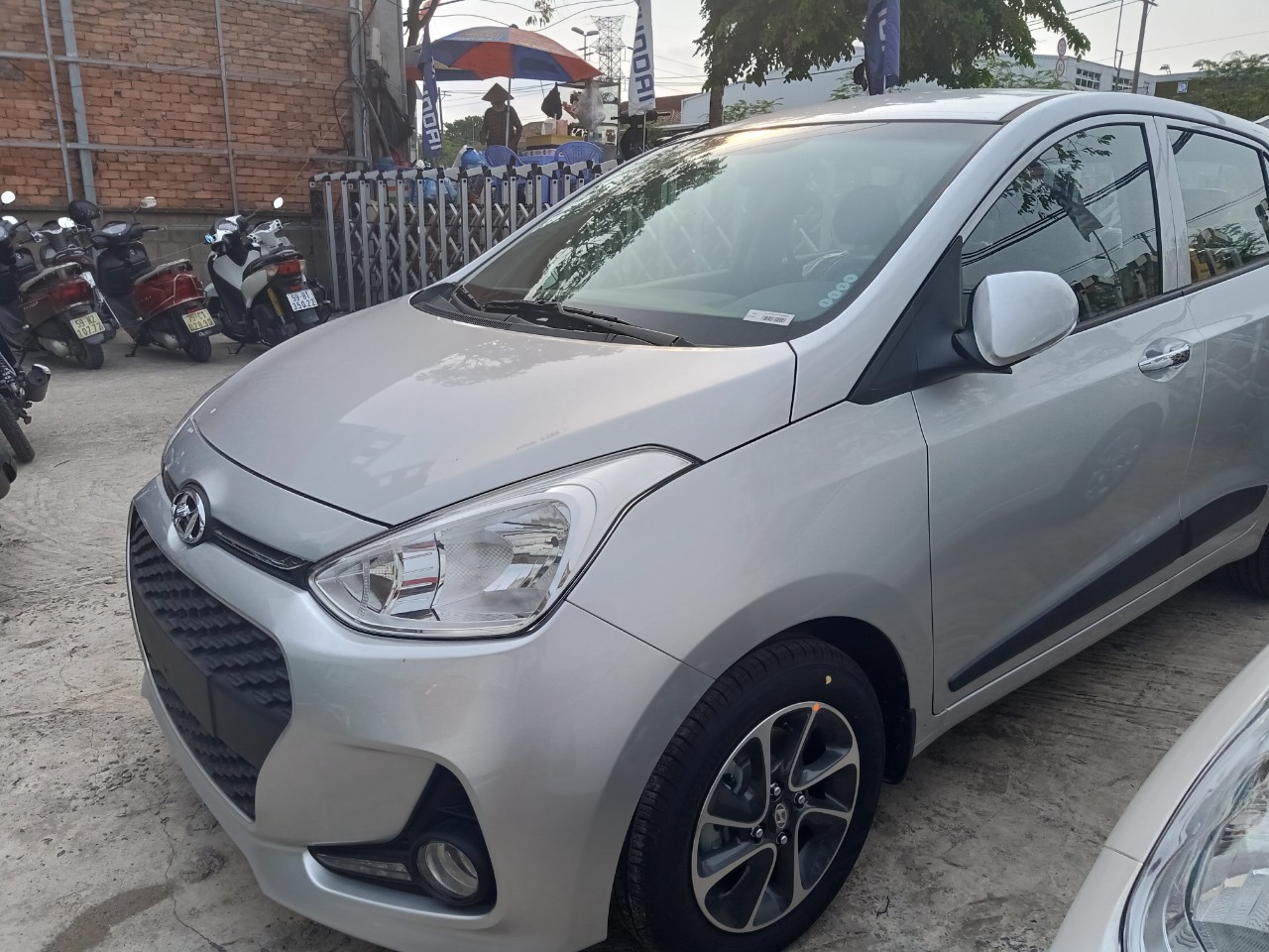 Hyundai Grand i10 2019 - Grand i10 1.2AT Hatchback bạc + giá giảm thấp nhất 390tr mà còn được tặng thêm 10tr quà tặng