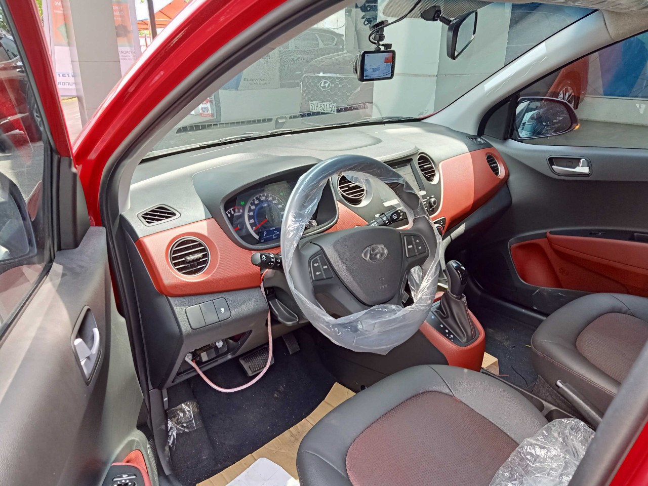 Hyundai Grand i10 2019 - Có ngay Hyundai Grand i10 1.2AT, màu đỏ+ Trả trước 135tr+ Được tặng bảo hiểm 1 năm