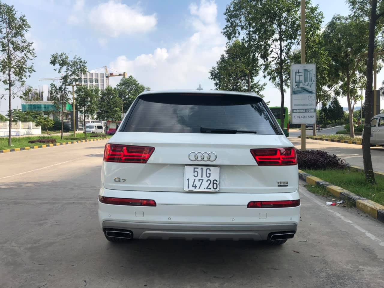 Audi Q7   2.0 2017 - Bán xe Audi Q7 2.0 model 2018 màu trắng nội thất đen giá tốt. Trả trước 900 triệu nhận xe ngay