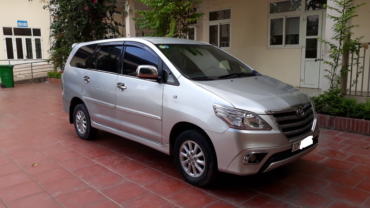 Toyota Innova 2.0E 2013 - Bán ô tô Toyota Innova 2.0E đời 2013, màu bạc, còn mới