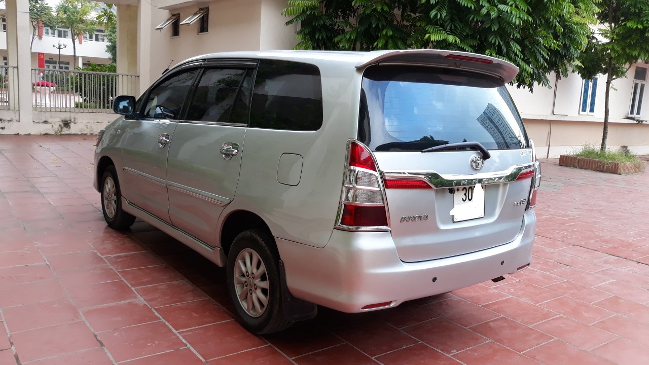 Toyota Innova 2.0E 2013 - Bán ô tô Toyota Innova 2.0E đời 2013, màu bạc, còn mới