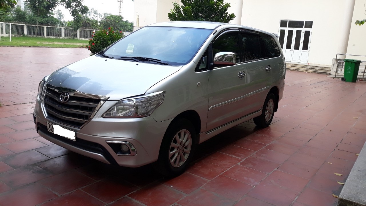 Toyota Innova 2.0E 2013 - Bán ô tô Toyota Innova 2.0E đời 2013, màu bạc, còn mới