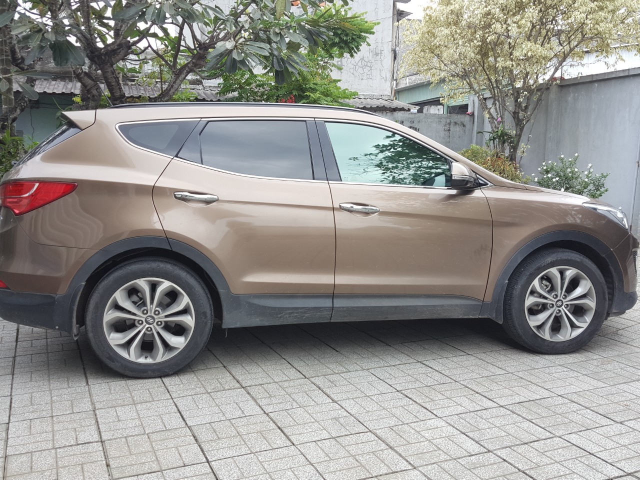 Hyundai Santa Fe 4WD 2015 - Hãng bán Hyundai SantaFe 4WD 2.4AT, 2015 đăng ký 2016, biển Sài Gòn