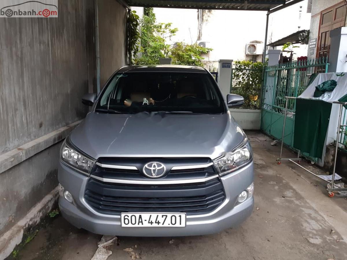 Toyota Innova 2.0E 2018 - Cần bán Toyota Innova 2.0E đời 2018, màu bạc, xe gia đình 