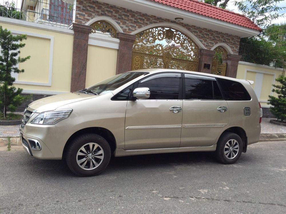Toyota Innova   2014 - Cần bán Toyota Innova sản xuất 2014, màu vàng, số sàn