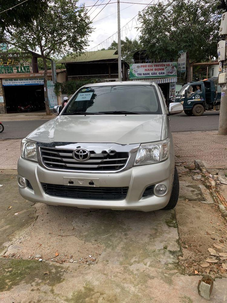 Toyota Hilux 2012 - Bán Toyota Hilux đời 2012, màu bạc