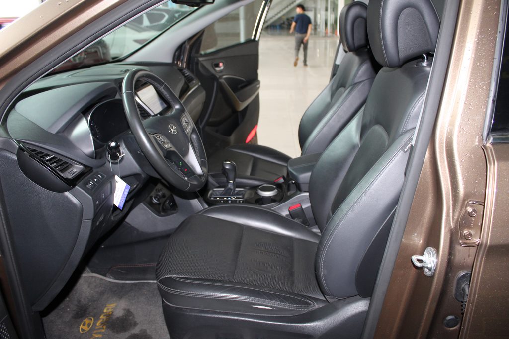 Hyundai Santa Fe 2015 - Cần bán Hyundai Santa Fe 2.4AT 4WD 7 chỗ 2015, màu nâu