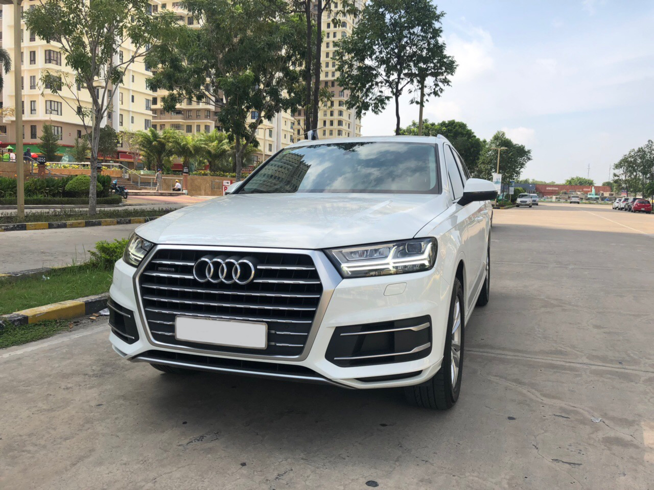 Audi Q7 2017 - Bán xe Audi Q7 2.0 Model 2018 màu trắng, nội thất đen nhập khẩu, trả trước 600 triệu nhận xe ngay