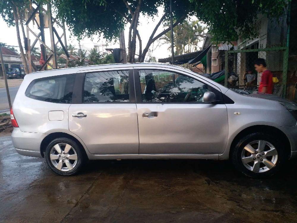 Nissan Grand livina 2012 - Bán ô tô Nissan Grand livina sản xuất 2012, màu bạc, xe nhập chính chủ, giá 300tr