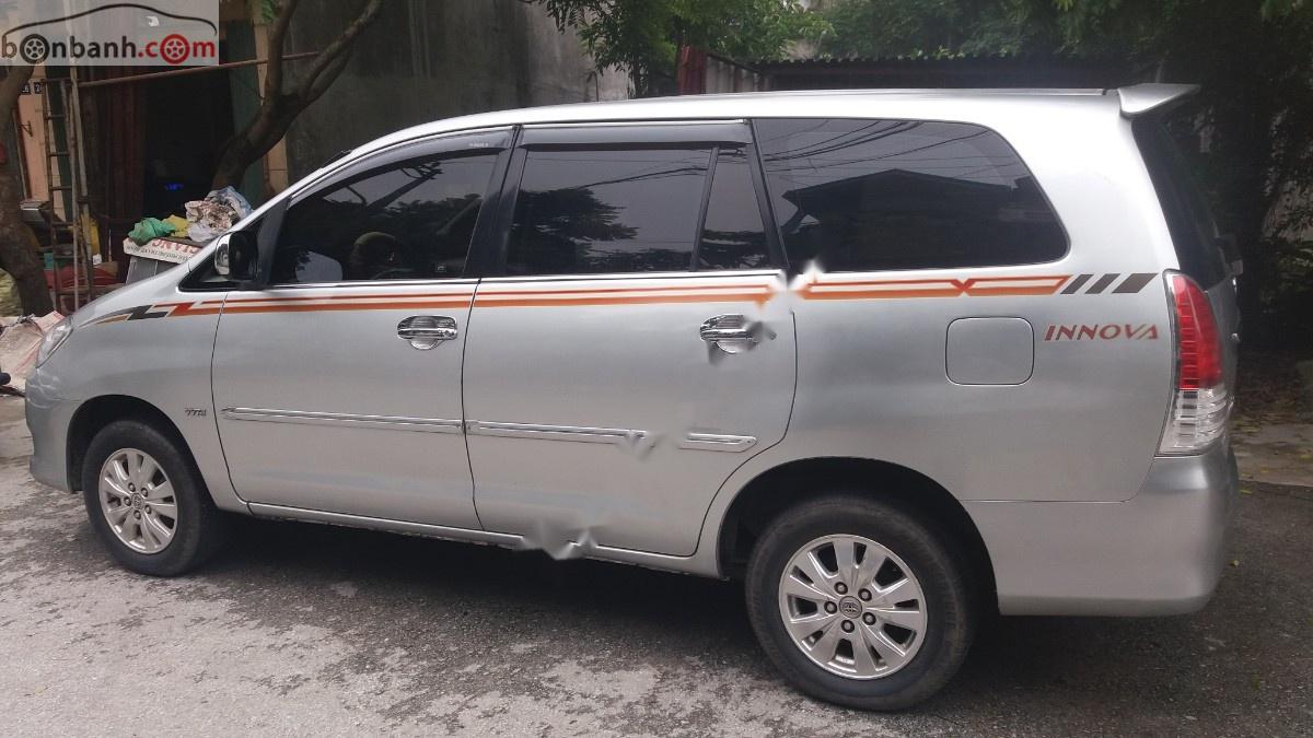 Toyota Innova 2009 - Cần bán xe Toyota Innova năm sản xuất 2009, màu bạc số sàn, giá tốt