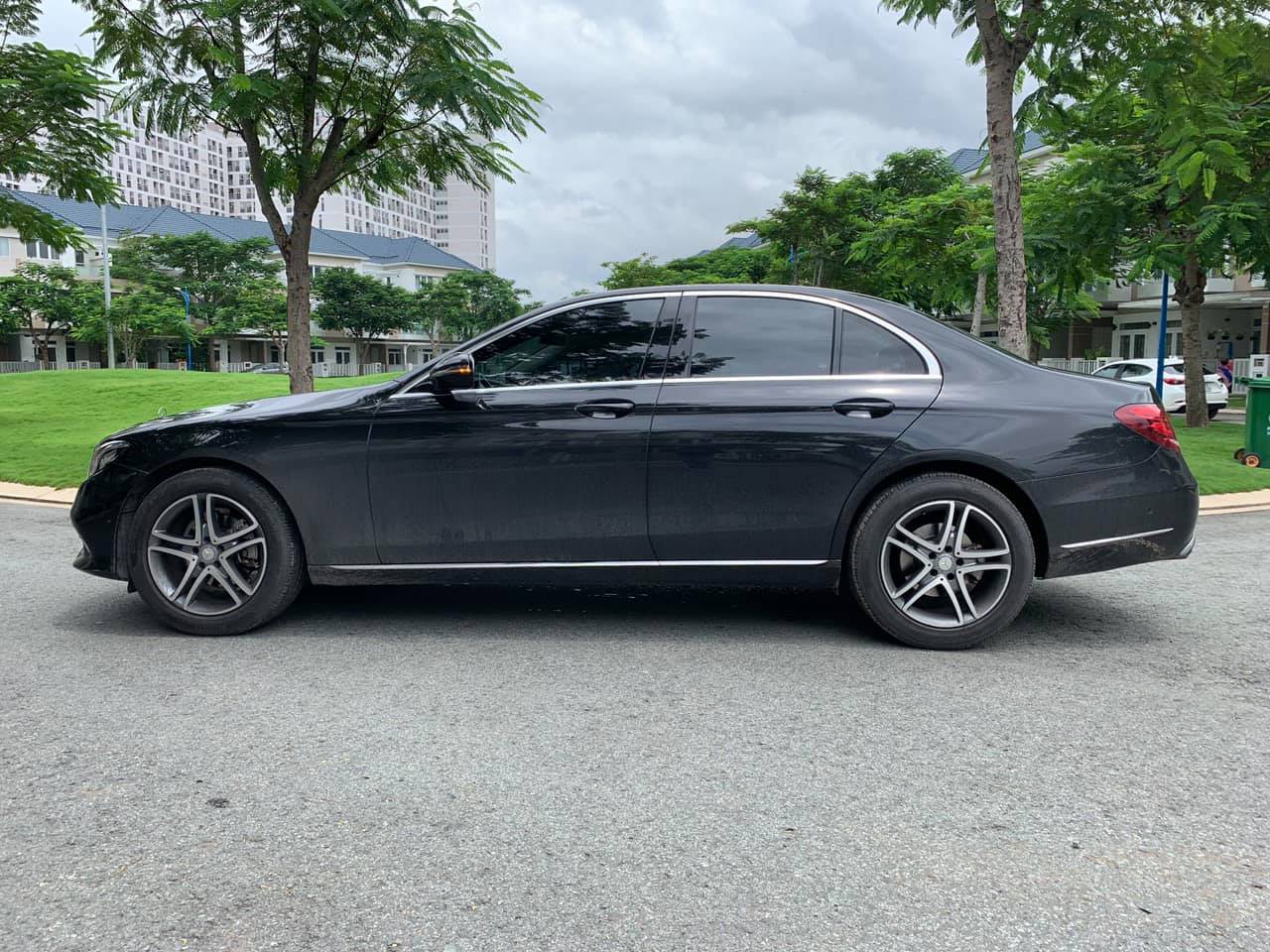 Mercedes-Benz E class E200 2017 - Bán xe Mercedes E200 màu đen, nội thất nâu model 2017. Trả trước 600 triệu nhận xe ngay