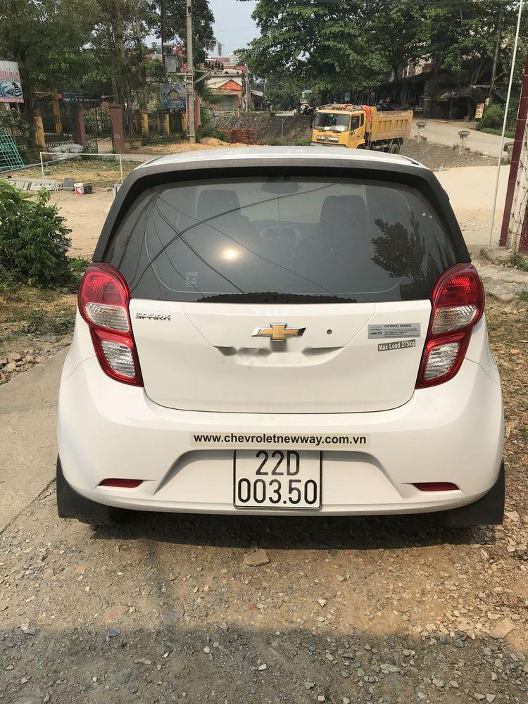 Chevrolet Spark 2018 - Bán Chevrolet Spark năm sản xuất 2018, màu trắng, xe nhập, 200tr