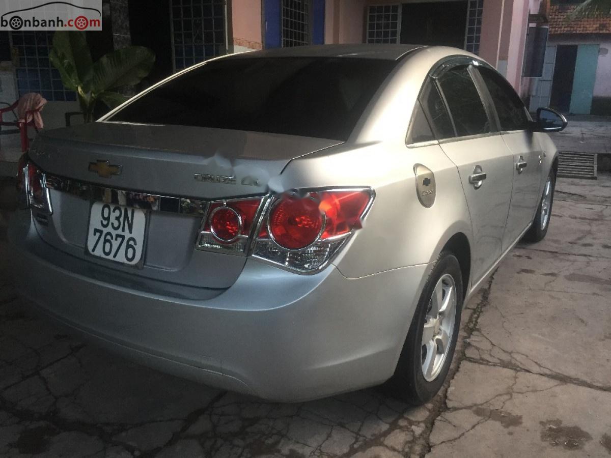 Chevrolet Cruze 2010 - Xe Chevrolet Cruze đời 2010, màu bạc xe gia đình